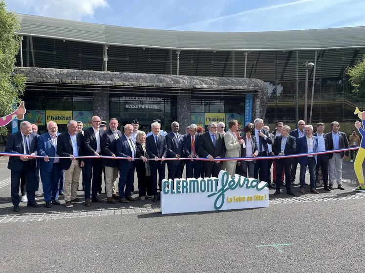 Organisateurs, élus et partenaires présents lors de l'inauguration de Clermont Fèira à la Grande Halle d'Auvergne.