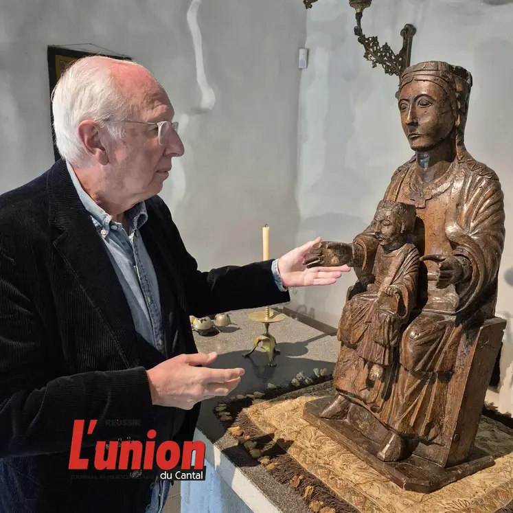 Claude Aguttes présente la statue de la vierge.