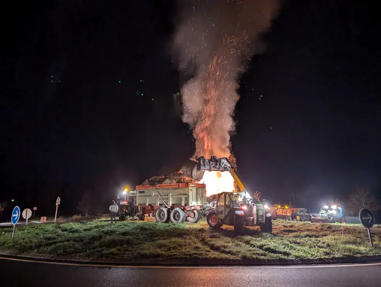 feu sur un rond point agriculteurs