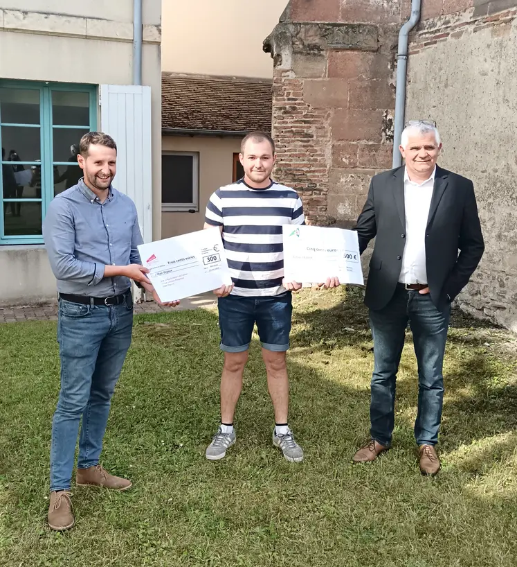 deux présidents remettent chacun un chèque de récompense à un jeune agriculteur