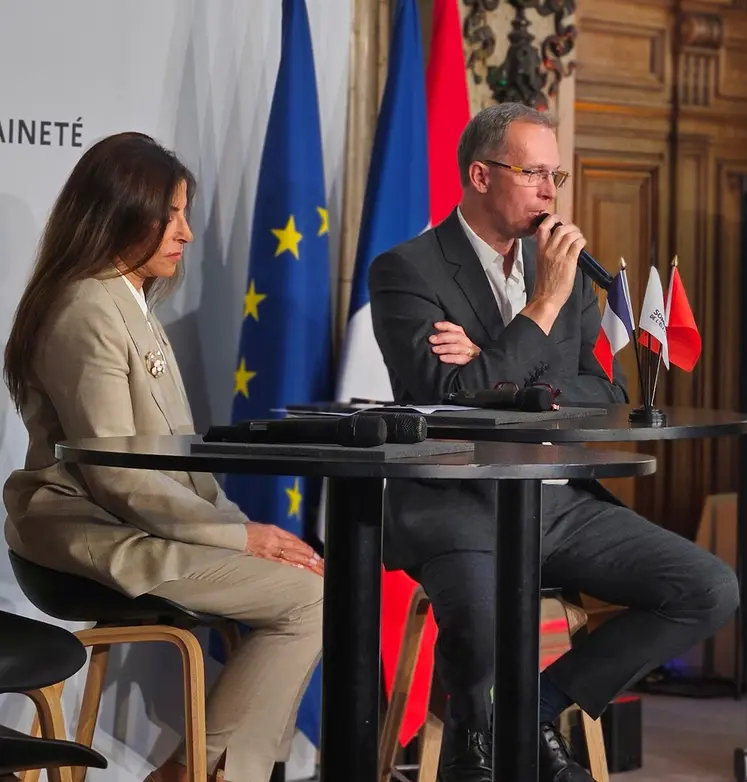 Benoît Delaloy (au micro), commissaire général du Sommet a présenté les temps forts de l'édition 2025 en compagnie de Samira Sitaïl, ambassadrice de sa majesté le roi du Maroc en France.