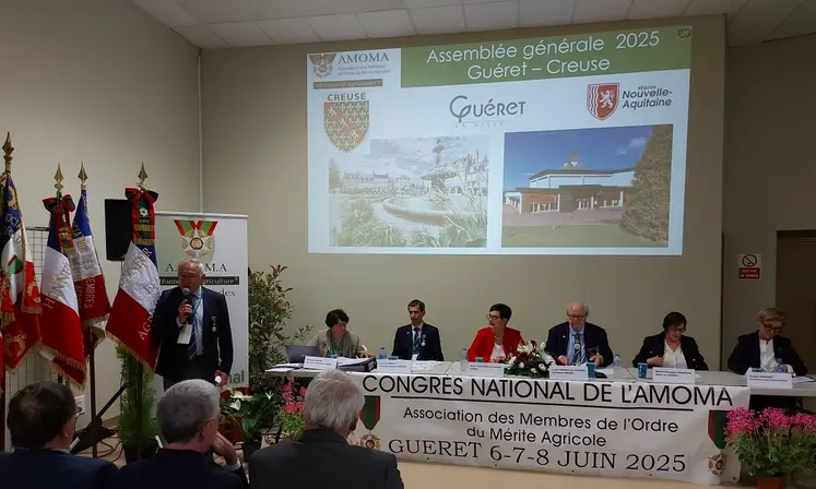 Le président Louis Orenga de Gaffory, entouré de Madame Anne Frackowiak-Jacobs préfète de la Creuse, et Marie Françoise Fournier, maire de Guéret.