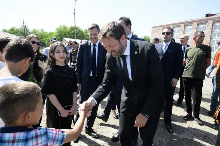 Fabrice Pannekoucke en visite dans le village de Khot en Arménie.