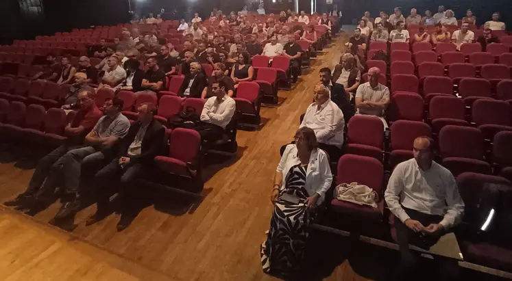 le public assis dans une salle