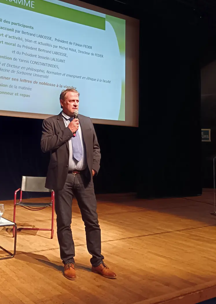 un homme parle au micro