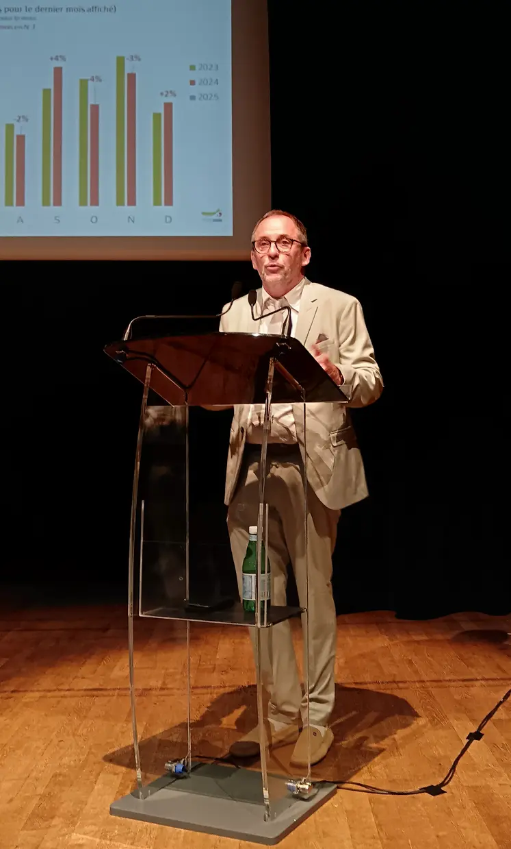 un homme parle au micro
