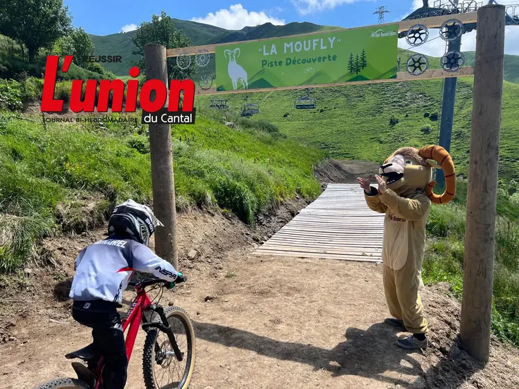 un enfant se lance à Vélo encouragé par la mascotte du Lioran