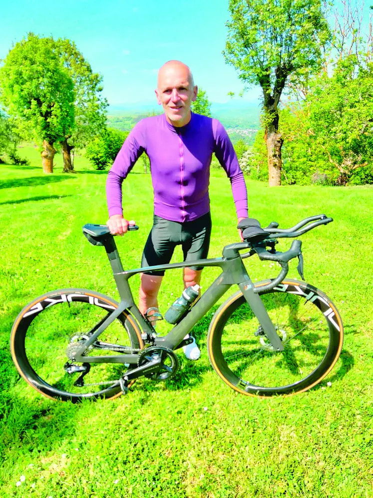 Un sportif et son vélo.