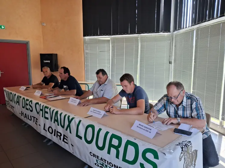 Les responsables du SDEC réunis autour du président Vincent Faure.