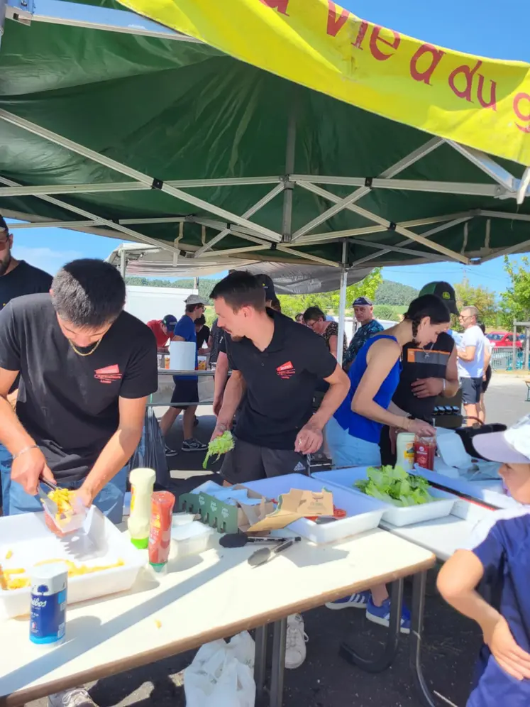 Les Jeunes agriculteurs de Loudes pour leur première Pause Fermière le 5 juillet 2025.