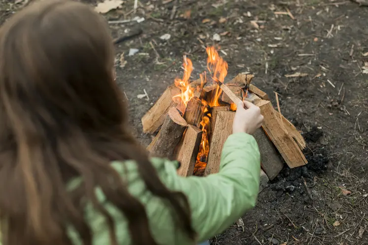 Les feux de camp sont interdit à moins de 200 m des bois et forêts.