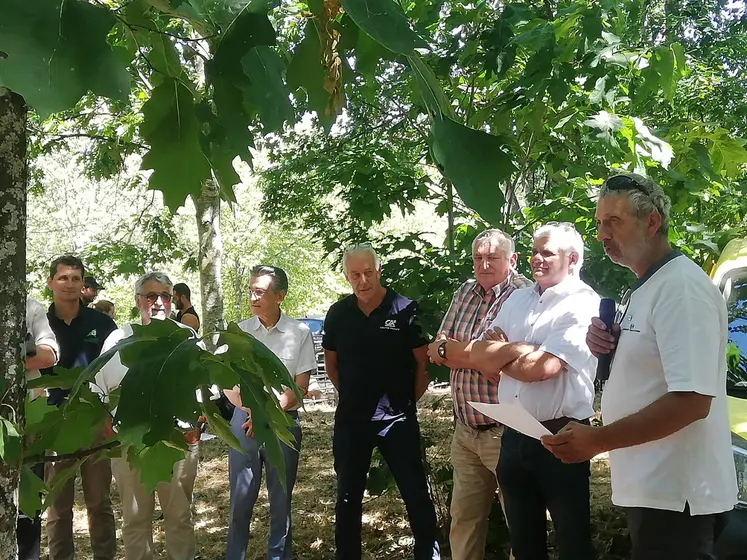 7 personnes lors de la visite officielle