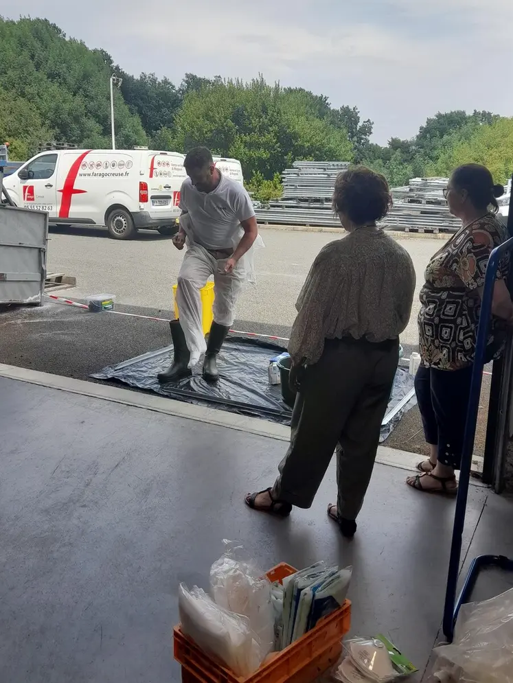  Les équipes de GDS Creuse et Farago Creuse, encadrées par le personnel de la DDETSPP, ont été formées à l’habillage déshabillage en milieu infecté, pour intervenir en cas de crise sanitaire.