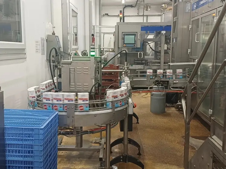 Les briques de lait Gérentes sur la chaine de production.