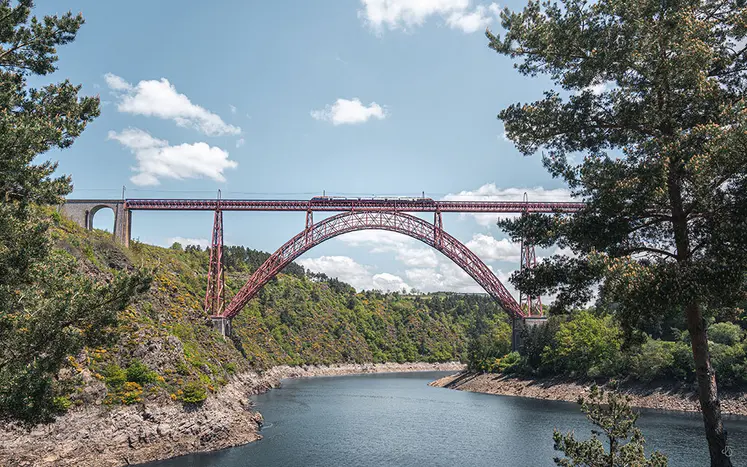 Le train empreinte le viaduc de Garabit.
