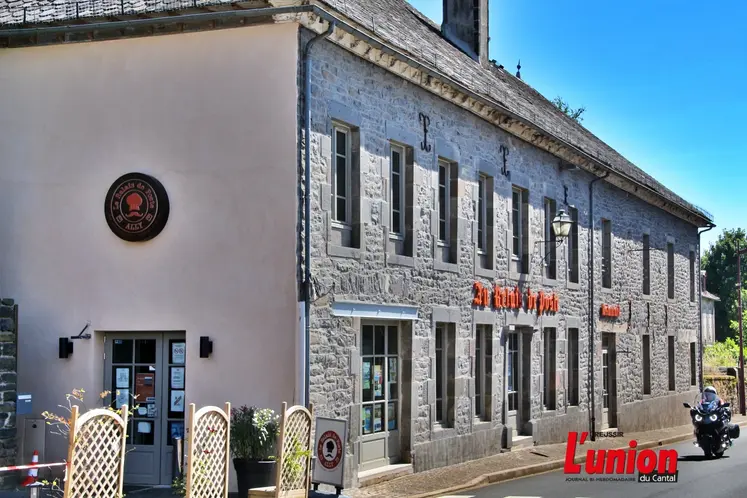 Façade du Relais de Poste à Ally. 