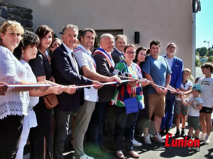 Des personnalités coupent un ruban inaugural tricolore