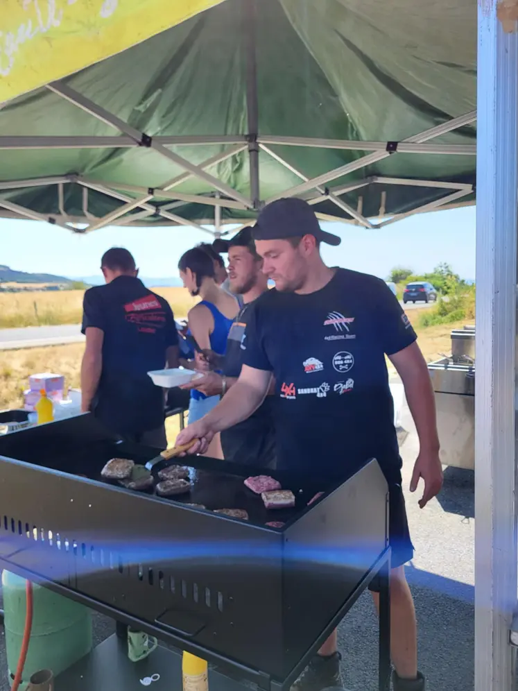 Les Jeunes agriculetusr du CCJA de Loudes pour leur Paiuse Fermière à Coubladour le 5 juillet.