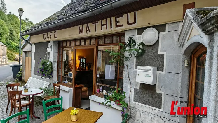 façade d'un bistrot marqué "Café Mathieu". 