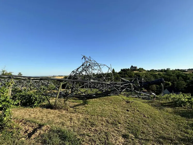 pylône électrique déraciné par l'orage