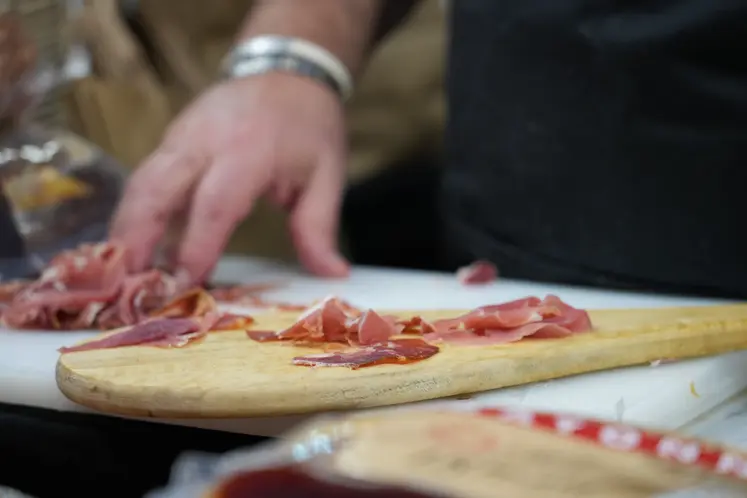 plateau de charcuterie avec du jambon sec.