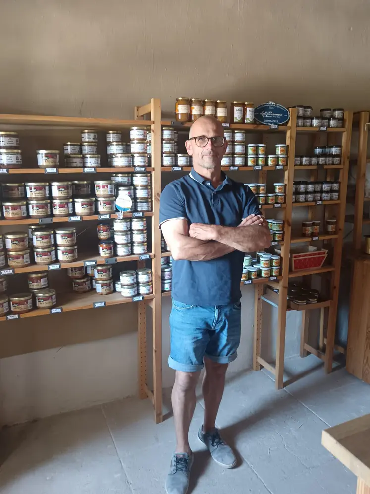 un homme dans sa boutique devant ses produits