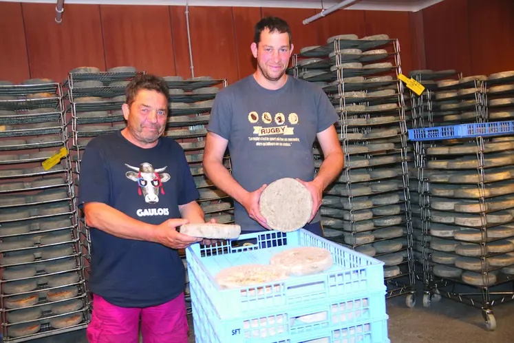 deux hommes, la famille Lemmet, avec du fromage saint-nectaire