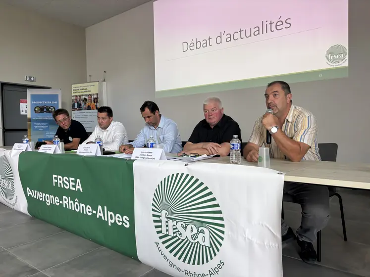 Bernard Mogenet (au micro), président de la FDSEA des Savoie a témoigné de la détresse des éleveurs face à la dermatose nodulaire contagieuse.