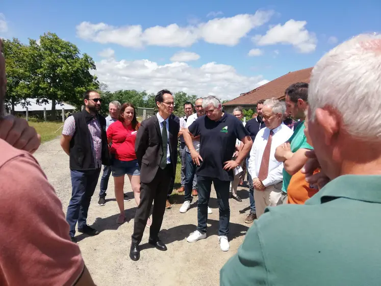 le préfet de l'allier et une délégation officielle en visite sur une ferme touchée par les orages