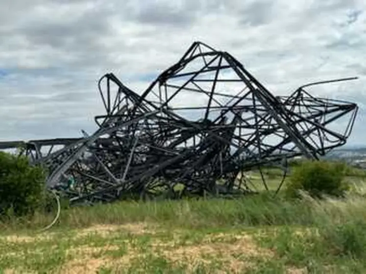 pylône électrique déraciné par l'orage
