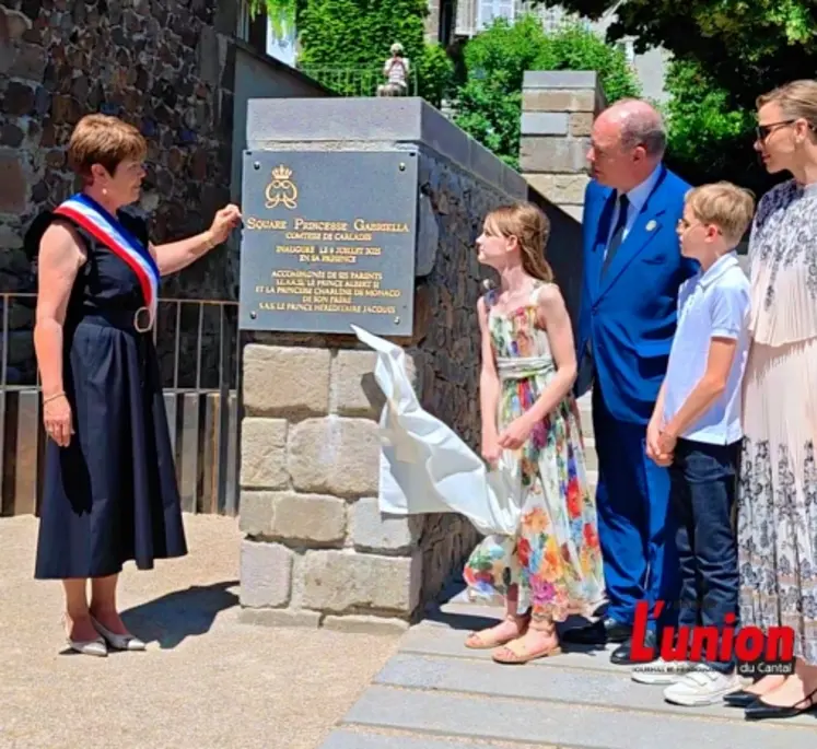 Princesse Gabriella dévoile une plaque à son nom, à Vic-sur-Cère. 