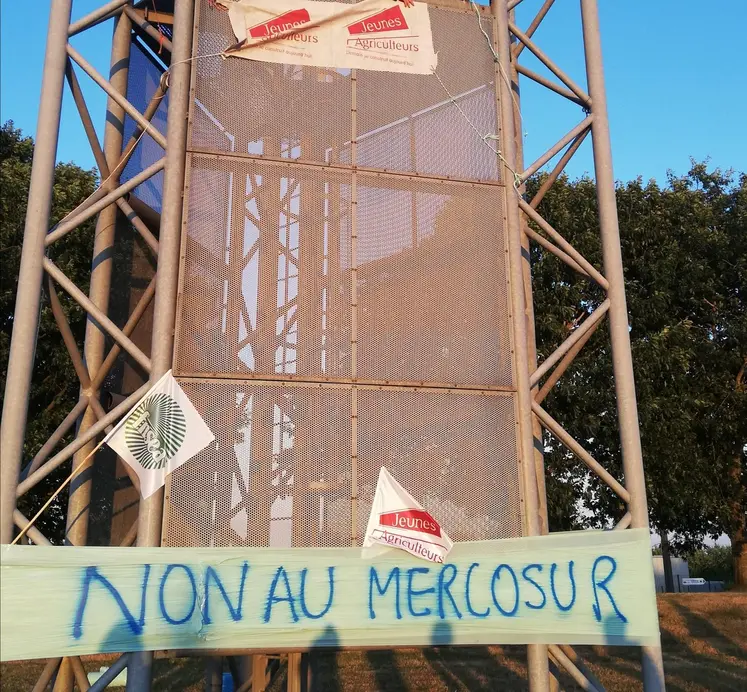 une banderole "Non au Mercosur"
