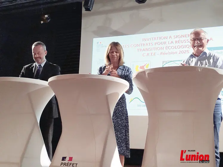 Trois personnes en train de signer des papiers.