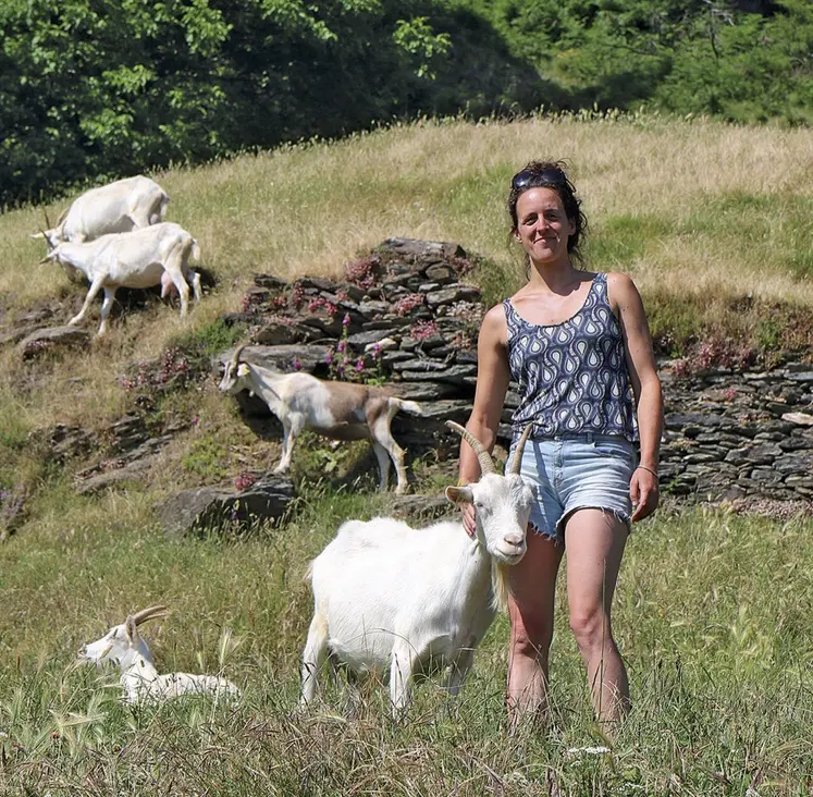 Alice Mulle et ses chèvres Saanen
