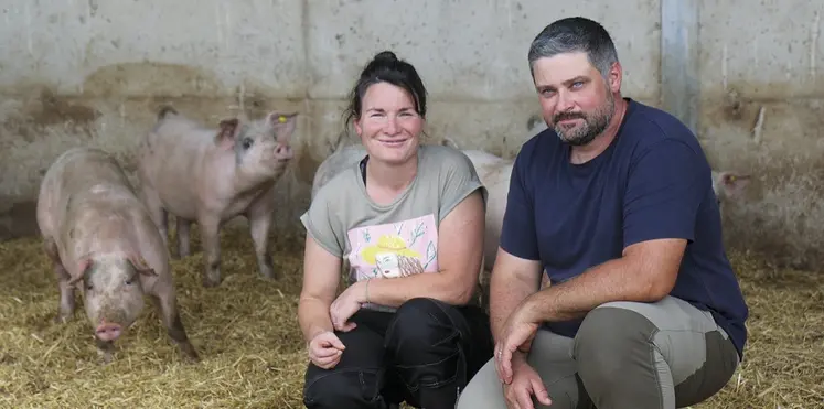 Florine et sébastien Cuminges avec leur élevage de cochons