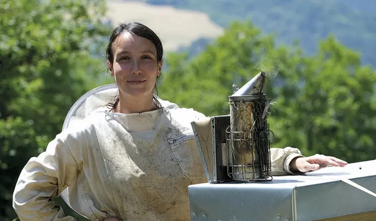 La jeune apicultrice Mathilde Andrieu avec ses ruches