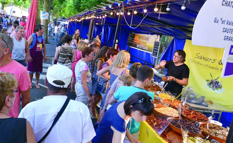 Un marché avec beaucoup de gens.