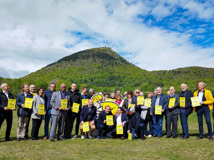 Christian Pruhomme, au centre, a rencontré les élus des communes traversées lors de l’étape du 14 juillet, en mai dernier.