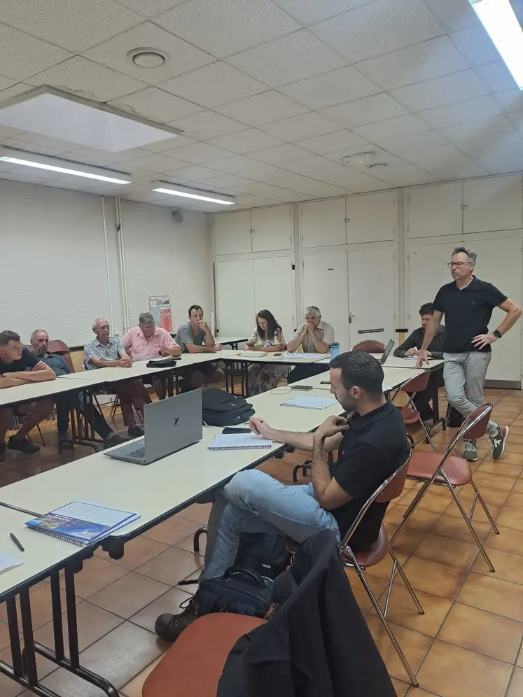 des personnes assises autour d'une table pour une réunion d'information