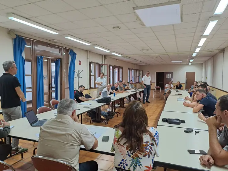 des personnes réunis dans une salle pour une réunion d'information
