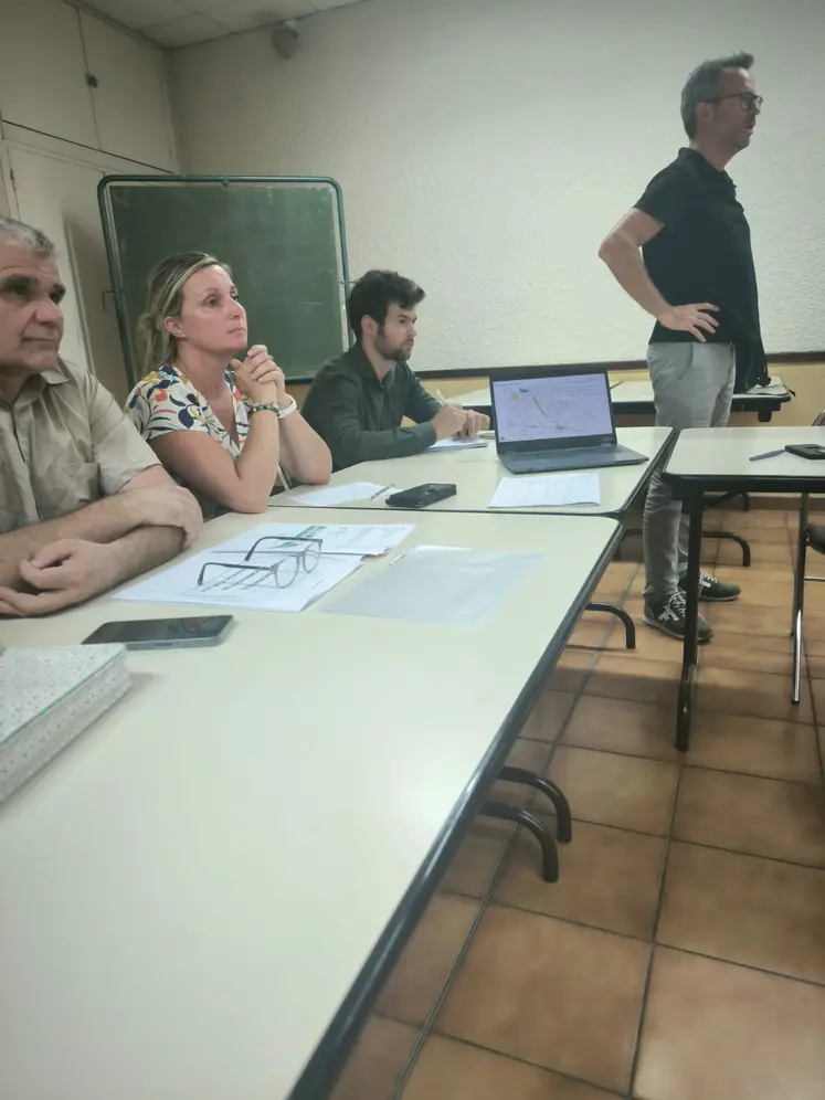 des personnes réunis dans une salle pour une réunion d'information
