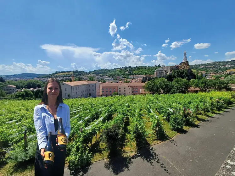 La directrice du Domaine Clos du Paradis avec les deux premières cuvées.