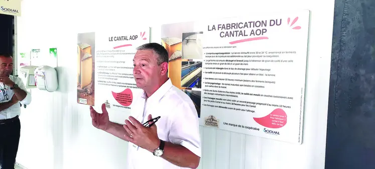 un directeur qui gesticule pour présenter son entreprise