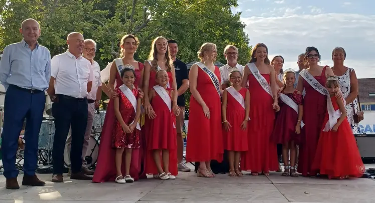 Les miss de la communauté de communes Saint-Pourçain Sioule Limagne, entourées des élus.
