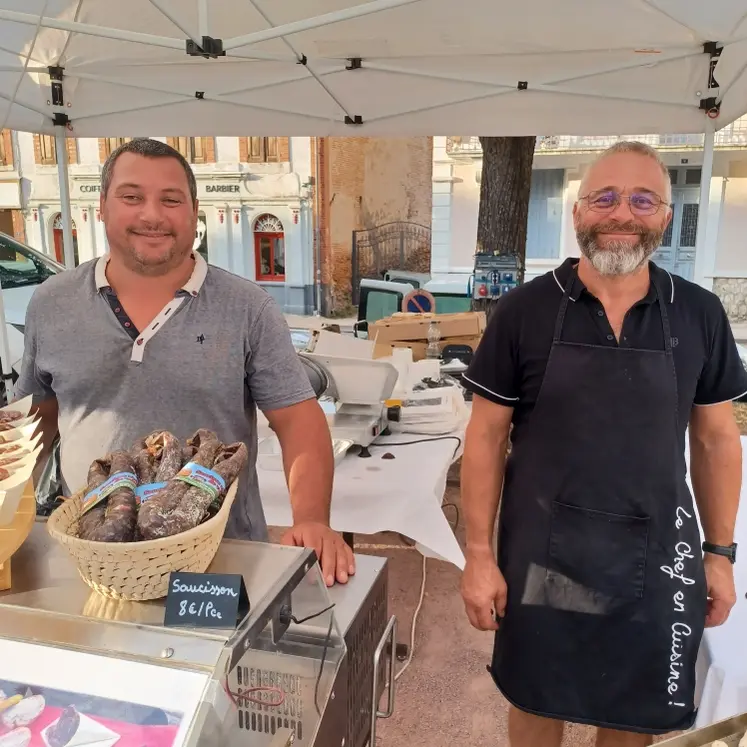 deux hommes sur un stand
