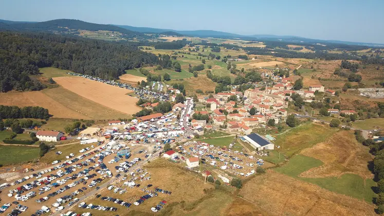 Le jour de la foire, le village de Thoras s'étend...