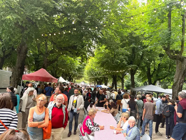 Les allées du Jardin Henri Vinay au Puy étaient bondées.