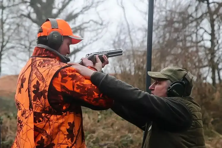Les candidats au permis de chasse sont soumis à plusieurs épreuves de tir à l'arme.