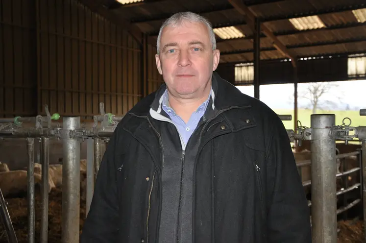 Patrick Bénézit, éleve des vaches charolaises dans le Cantal.