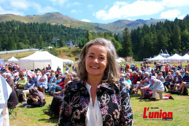 Portrait de Valérie Jousseaume avec en fond une foule colorée sur les pentes du Lioran.